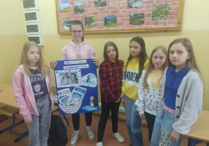 Dzieci trzymają plakat o Centkiewiczach
