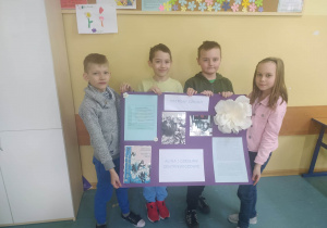 Dzieci trzymają plakat o Centkiewiczach