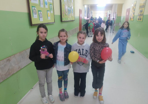 Dziewczynki z kolorowymi balonami