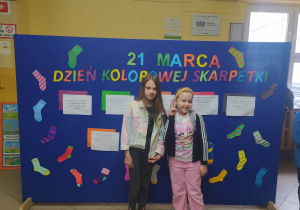 Dzieci pokazują swoje kolorowe skarpetki