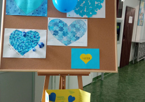wystawa niebieskich serc i balonów