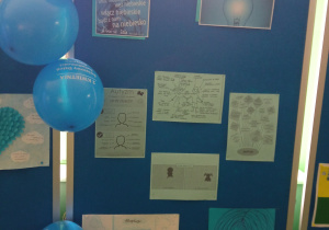 Wystawa z balonami i rysunkami dzieci w kolorze niebieskim