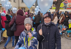 Dzieci z niebieskimi balonami