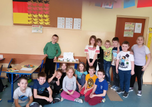 Dzieci przy stoliku z pracami plastycznymi z plasteliny