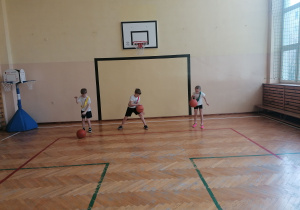 Dzieci na sali gimnastycznej z piłką