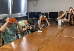 Dzieci z okularami VR na głowie