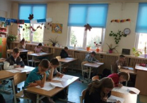 Dzieci piszą test