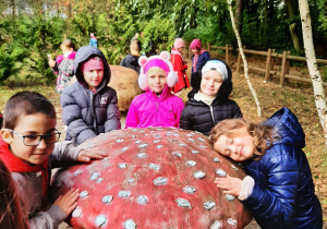 Dzieci trzymają się bardzo dużego grzyba