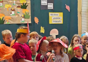 Dzieci przebrane za grzyby leśne mówią do mikrofonów