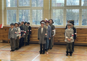 Dzieci w mundurach stoją w szeregu