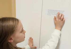 Dziecko czyta napis na tablicy