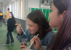 Dziewczyny jedzą sałatki