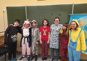 Dzieci w kolorowych piżamach