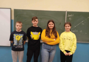 Uczniowie w ubraniach w kolorze żółtym