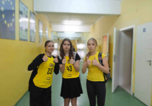 Uczennice w koszulkach w kolorze żółtym