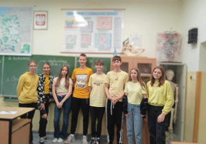 Uczniowie w koszulkach w kolorze żółtym