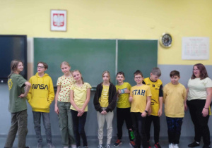 Uczniowie w ubraniach w kolorze żółtym