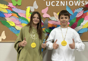 Uczniowie z medalami na szyi