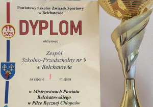 Puchar i dyplom z napisem za zajęcie 1 miejsca w Mistrzostwach Powiatu Bełchatowskiego w Piłce Ręcznej Chłopców w ramach Igrzysk Dzieci