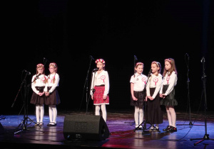 Dziewczynki występują na scenie