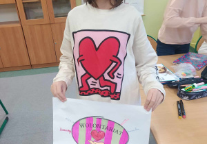 Dziewczynka pokazuje napis wolontariat