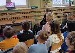 Dzieci oglądają na komputerze