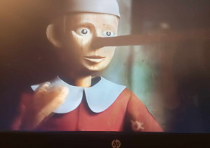 Figurka Pinokio na ekranie komputera