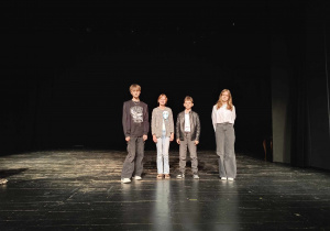 Na scenie 4 dzieci.