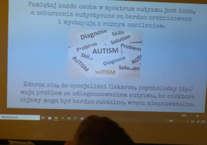 Napisy na ekranie, osoby z autyzmem są różne
