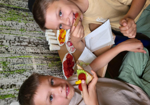 Chłopcy jedzą kanapki