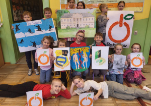 Dzieci z kolorowymi plakatami o mieście Bełchatów