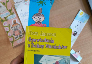 Książka z napisem Opowiadania z Doliny Muminków i kolorowe zakładki do książek