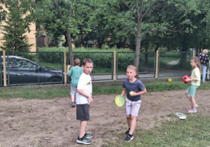 Dzieci rzucają piłki do siebie