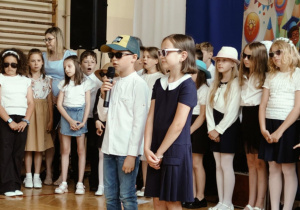Uśmiechnięty chłopiec z dziewczynką występują na środku