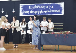 Panie wręczają nagrodę uczennicy