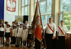 Poczet sztandarowy szkoły, obok dzieci