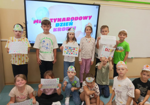 Dzieci w kolorowych ubraniach z rysunkami w kropki