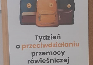 Plakat z plecakami i napisem "Tydzień o przeciwdziałaniu przemocy rówieśniczej"