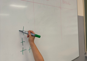 Dziecko pisze po białej tablicy
