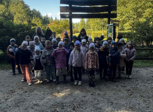 Dzieci z klas 1 w Szkółce leśnej "Borowiny".