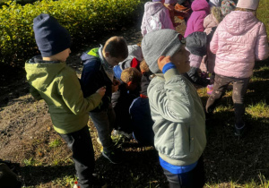 Dzieci spacerują w lesie