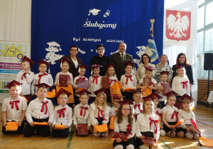 Grupa dzieci z dorosłymi pozuje do zdjęcia