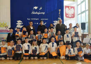 Grupa dzieci z dorosłymi pozuje do zdjęcia