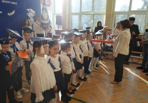 Kobieta z rekwizytem ołówka dzieci w biretach