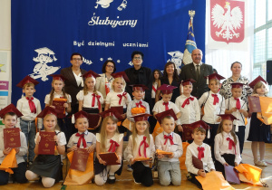 Grupa dzieci z dorosłymi pozuje do zdjęcia