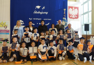 Grupa dzieci z dorosłymi pozuje do zdjęcia