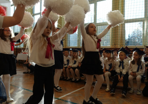 Dzieci tańczą z pomponami