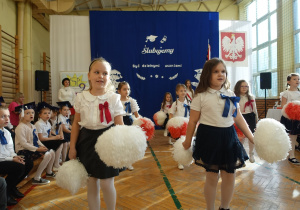 Dzieci tańczą z pomponami