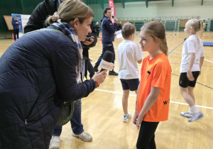 dziewczynka w stroju sportowym udziela wywiadu