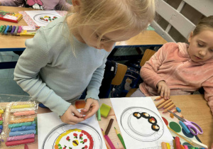 Dzieci wykonują kolorową pracę plastyczną